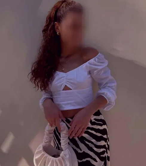 Camilla, 28