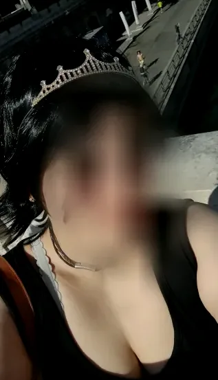 Caroline, 40