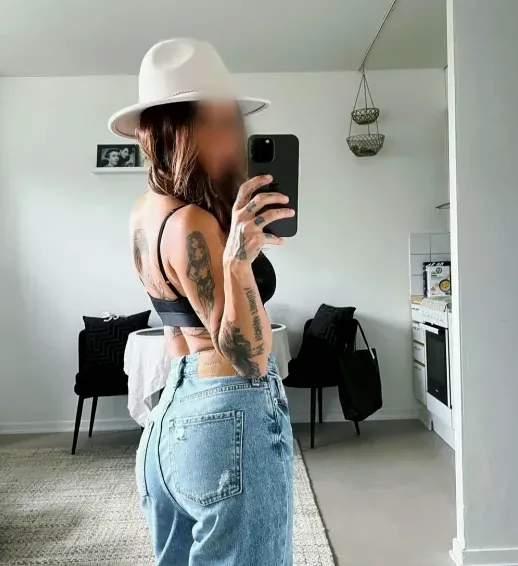 Cecilie, 27
